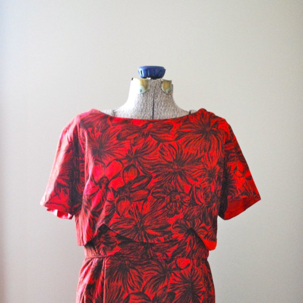 Red floral cocktail dress w/ scalloped detail L/XL